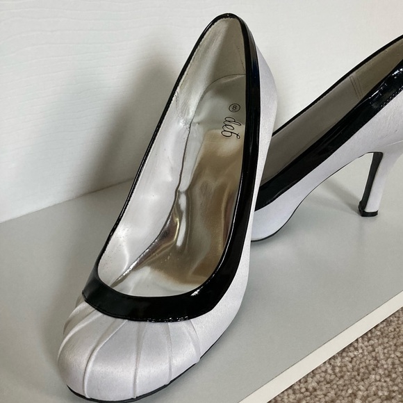 Deb brand women’s black and white heels - worn only once! - Picture 5 of 9